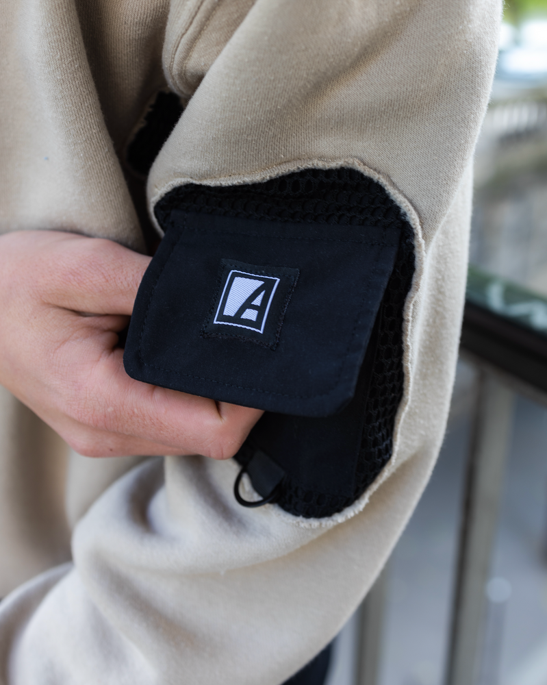 
                  
                    CREWNECK TACTICAL POCKETS
                  
                